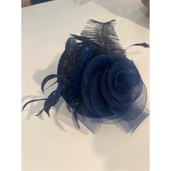 Elegant Navy Blue Fascinator Hat With Mesh Rose & Feather Accents For Weddings R - Picture 4 of 6